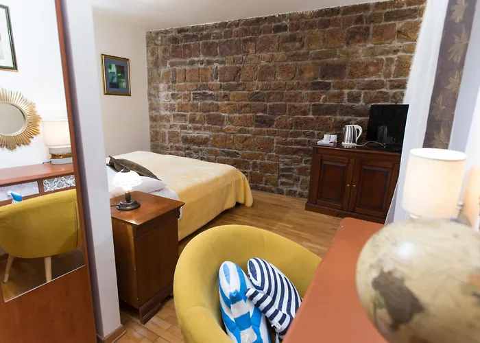 بيت ضيافة Base